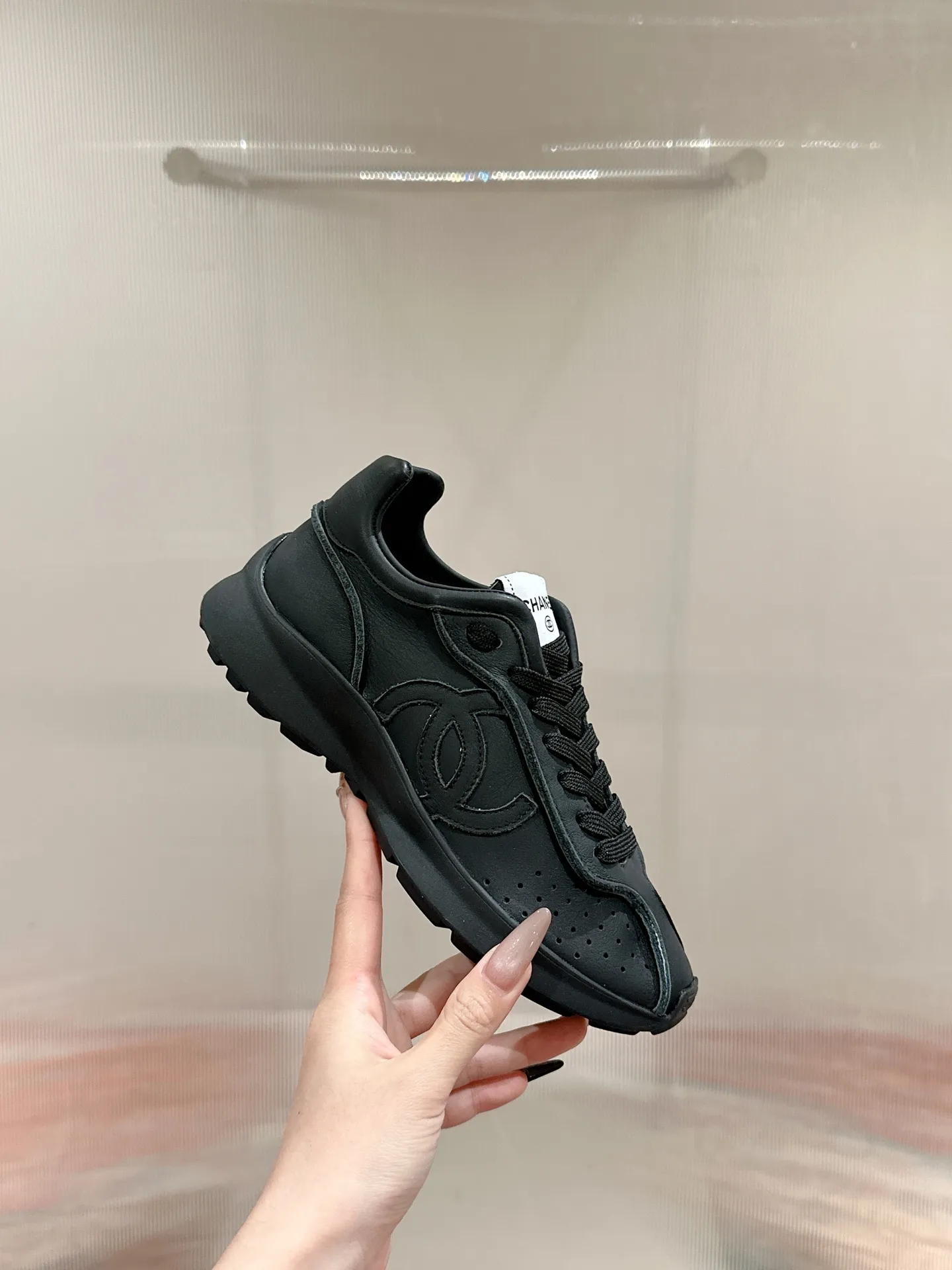 👟👟Ex-factory price 600👟👟 CHANEL Chanel classic sneakers, super internet celebrity series! There are so many Internet celebrities on their feet, and the counter is super popular〰️〰️ The world of Chanel has always been a dream for girls, the simple partition design is a super interpretation of multiple texture effects, the most eye-catching LOGO double C is also my favorite, no matter how you match it on your feet, the effect is completely amazing✔✔✔I must recommend you to buy this one⚡️⚡️Bangladesh environmentally friendly leather upper, original private model TPU outsole The color details are all compared 🆚 at the counter! Perfect presentation with zero color difference ❥ ❥ Every detail is beyond the genuine level! There is no pressure in and out of the counter☑️Number of yards: 35-40